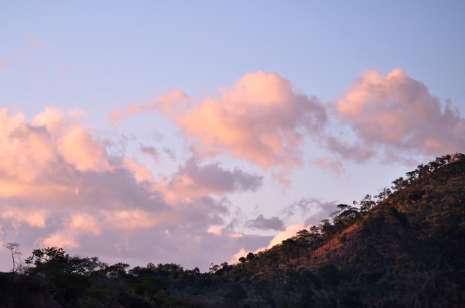 Al costado del atardecer